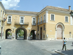Portale del Palazzo Federiciano inglobato nel muro del conservatorio Umberto Giordano di Foggia